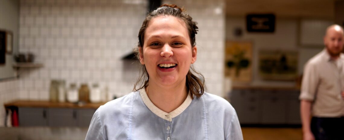 Anna Raska Baka med oss - Gamla Stans Polkagriskokeri